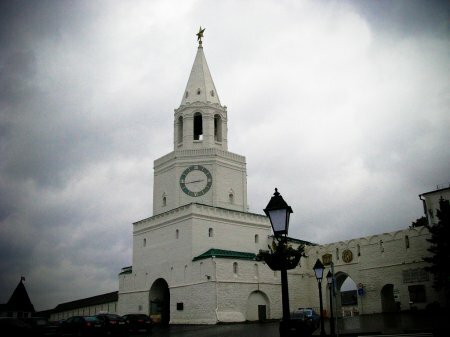 После проливного дождя улицы города вновь затоплены