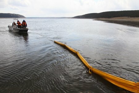 В бухте Галвестон в Мексиканском заливе произошло столкновение баржи и сухо ...