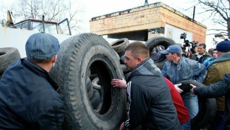 В Краматорске митингующие блокируют аэродром