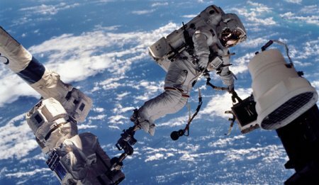 Американские астронавты успешно заменили вышедший из строя компьютер снаруж ...