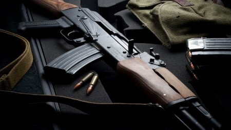 Американец пытался провезти в самолете автомат Калашникова