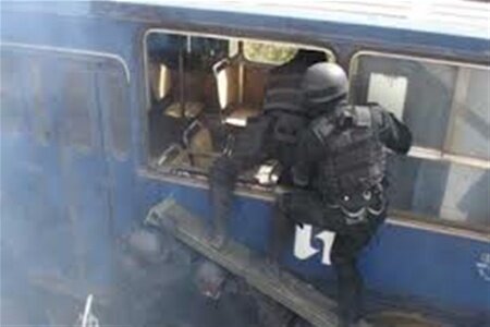 В Бразилии в Рио-де-Жанейро вооруженный наркоман взял трех заложников в рей ...