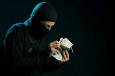 В Москве игровой клуб ограбили налетчики с пластырями на носах