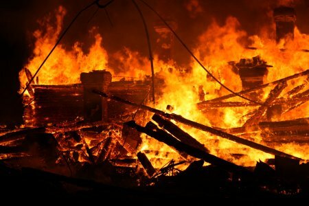 В Красноярском крае при пожаре погибли бабушка и ее внучка