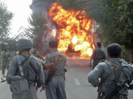 На дороге под Кабулом более 400 бензовозов подожгли боевики
