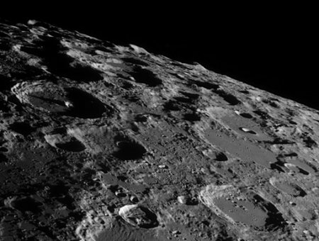 NASA хочет селить космонавтов в лунных кратерах