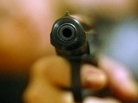 В Хорватии пьяный мужчина застрелил в кафе свою жену, взял людей в заложник ...