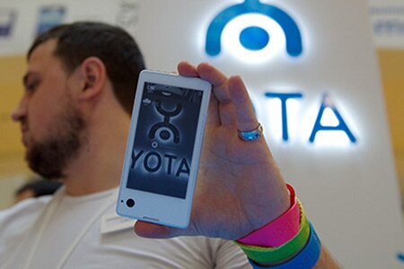 Российский смартфон YotaPhone начали продавать в Индии и Малайзии