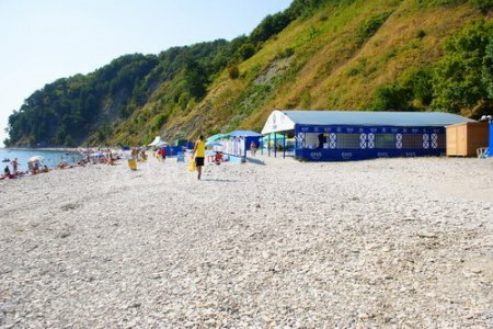 В Туапсе отца и сына забили на пляже камнями