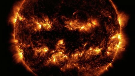 NASA опубликовали фото Солнца, которое очень похоже на тыкву для Хэллоуина