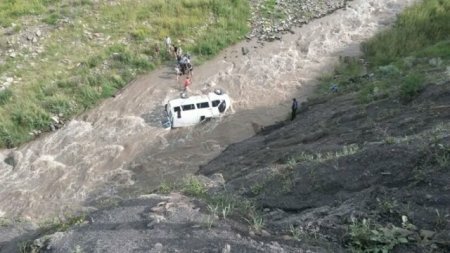 "Газель" сорвалась с высокогорной дороги в Дагестане