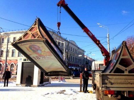 Демонтаж незаконно установленной рекламы в Ярославле продолжается
