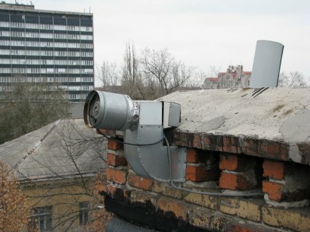 Новосибирец незаконно установил в своей квартире дымоход для камина