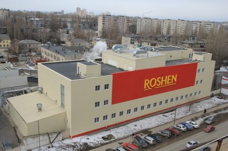 Бойцы ОМОН взяли в окружение фабрику Roshen в Липецке